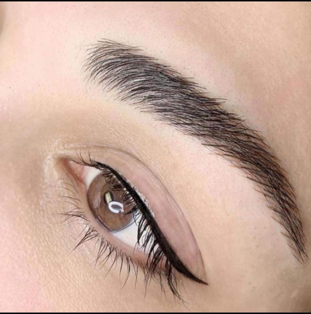 Diseño de cejas en Beauty Woman